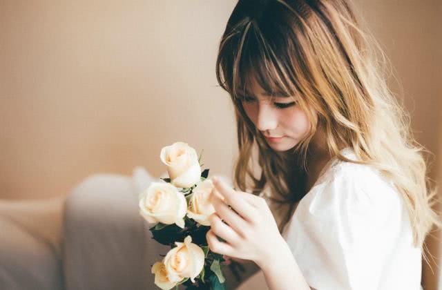 窮女孩賣水果，每天給七旬老太一個蘋果，竟因此換得二十萬救命錢