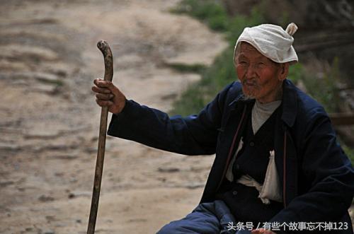 窮小子收留一痴傻老人，十天後家裡來了三輛轎車，才知身份不一般