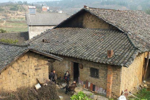 男子打工帶回30萬，回家想跟老婆離婚，推開門後，男子淚目