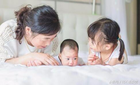 婆婆煮了兩碗飯，女兒要和侄子換著吃，看到碗底，我紅了眼眶 
