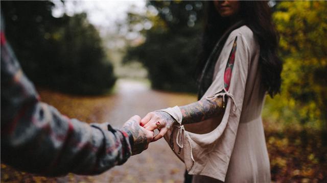婆婆幫忙打掃衛生，無意看見張紙，撿起來後婆婆勸兒媳離婚 
