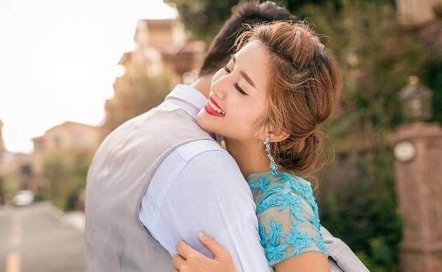 小姑子結婚我隨禮一千，臨走時她給我一張卡，查餘額後我火冒三丈