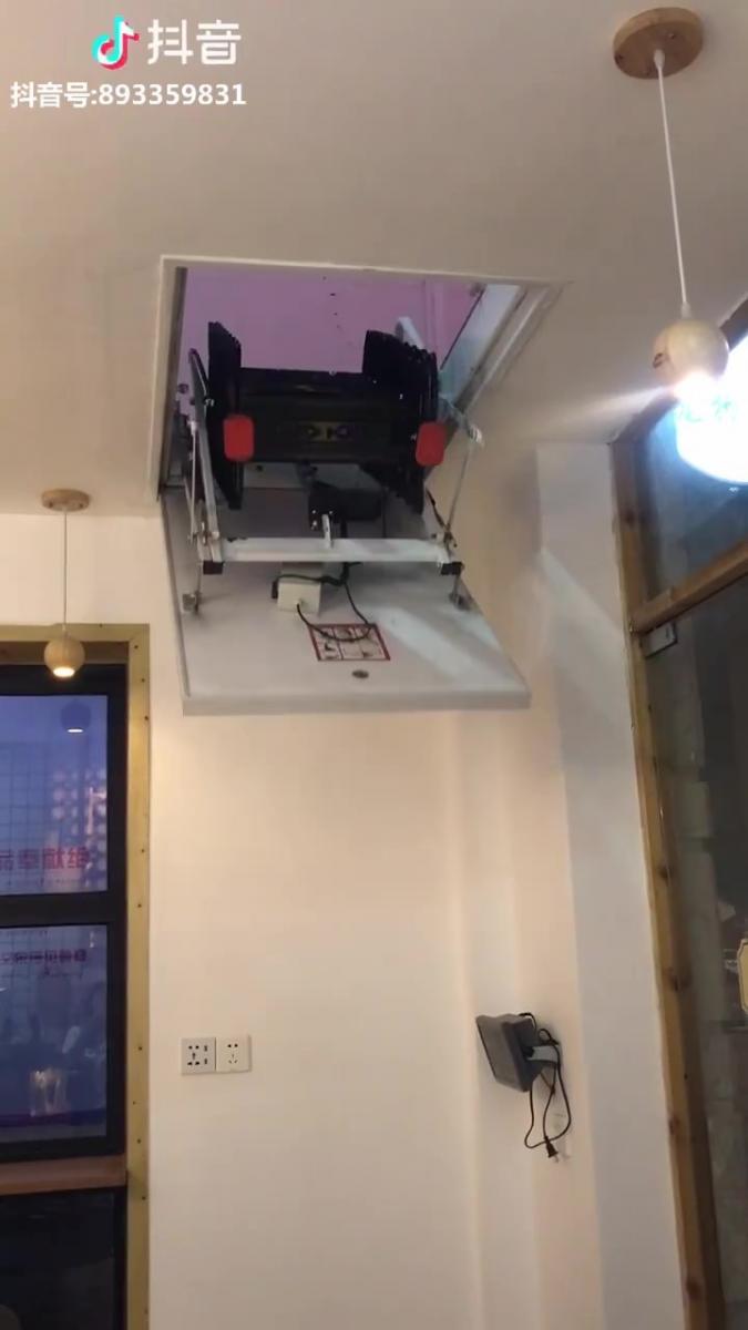 皇上駕到～「VIP秘密通道」從天而降　主子一步步霸氣登場：朕來了