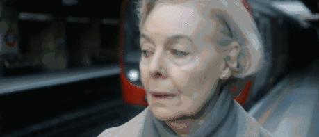 洗手台太高！　老人雙手捧水給狗狗喝　溫柔關切：還會不會渴？