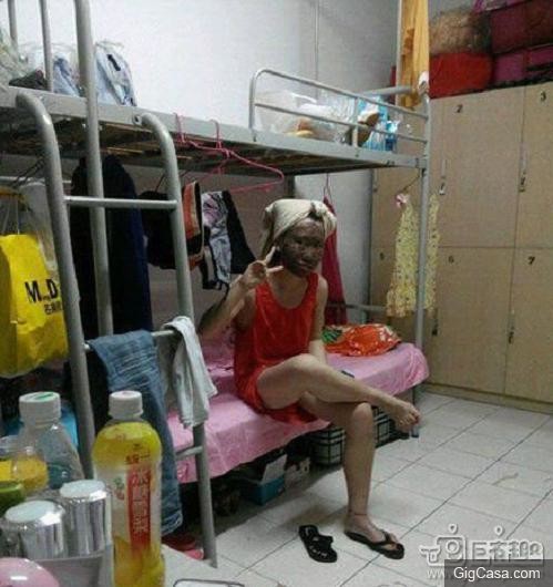 27張超級爆笑雷人妹子大圖集： 妹子發現啥了,這樣看著我都臉紅了！ 最後一張笑到褲子都濕透了啦。