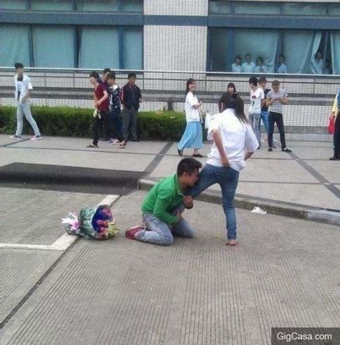 27張超級爆笑雷人妹子大圖集： 妹子發現啥了,這樣看著我都臉紅了！ 最後一張笑到褲子都濕透了啦。