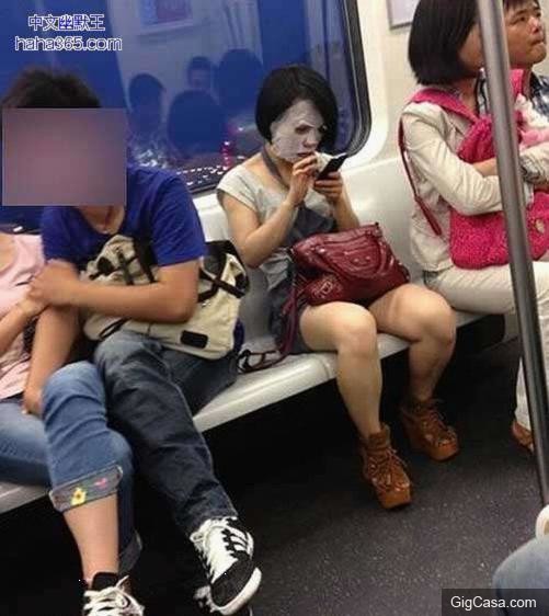 27張超級爆笑雷人妹子大圖集： 妹子發現啥了,這樣看著我都臉紅了！ 最後一張笑到褲子都濕透了啦。