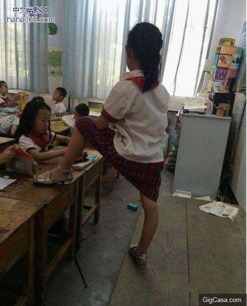 27張超級爆笑雷人妹子大圖集： 妹子發現啥了,這樣看著我都臉紅了！ 最後一張笑到褲子都濕透了啦。