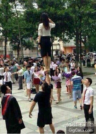 27張超級爆笑雷人妹子大圖集： 妹子發現啥了,這樣看著我都臉紅了！ 最後一張笑到褲子都濕透了啦。