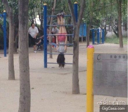 27張超級爆笑雷人妹子大圖集： 妹子發現啥了,這樣看著我都臉紅了！ 最後一張笑到褲子都濕透了啦。