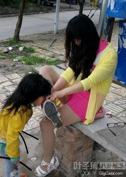 27張超級爆笑雷人妹子大圖集： 妹子發現啥了,這樣看著我都臉紅了！ 最後一張笑到褲子都濕透了啦。