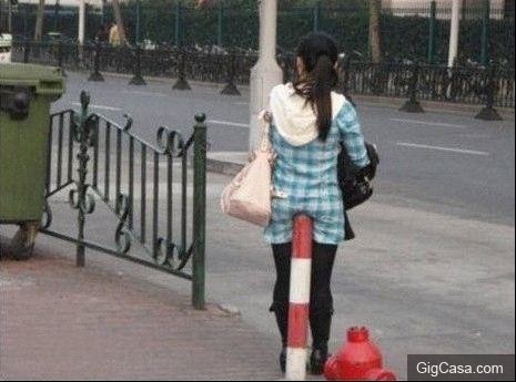 27張超級爆笑雷人妹子大圖集： 妹子發現啥了,這樣看著我都臉紅了！ 最後一張笑到褲子都濕透了啦。