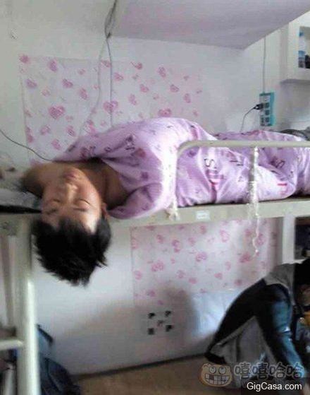 27張超級爆笑雷人妹子大圖集： 妹子發現啥了,這樣看著我都臉紅了！ 最後一張笑到褲子都濕透了啦。
