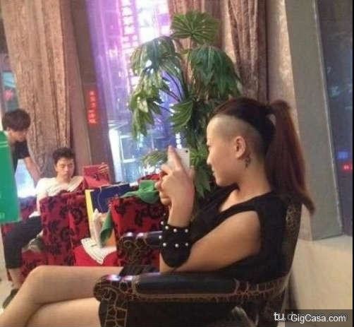 27張超級爆笑雷人妹子大圖集： 妹子發現啥了,這樣看著我都臉紅了！ 最後一張笑到褲子都濕透了啦。