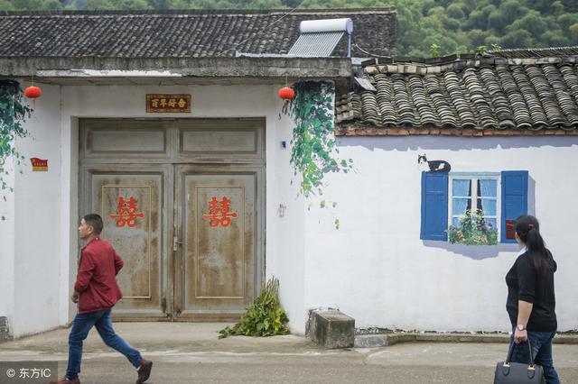 母親才走三年，父親卻總被人說三道四，一次悄悄跟上去，兒子淚目