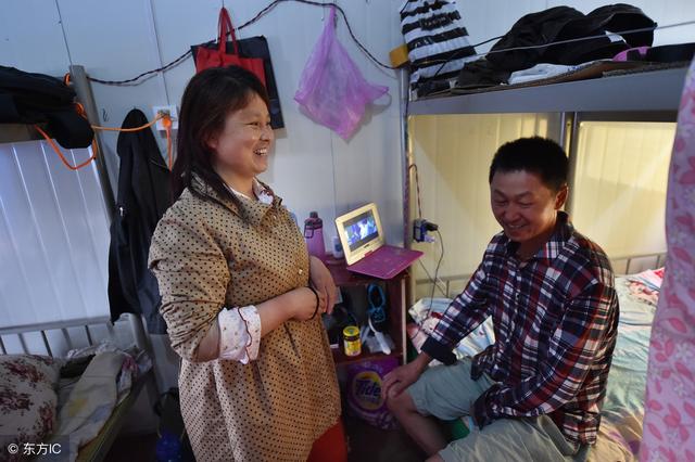 麵包車撞了人就跑，回家的打工夫妻幫忙追，卻不想救了兩歲小兒子