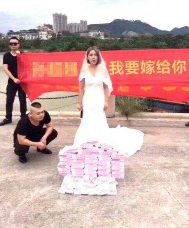 妹子還是走開一下吧，你在這裡這位師傅沒法安心工作了