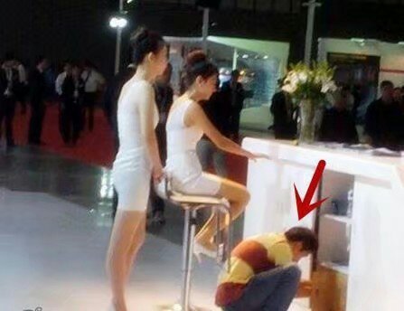 妹子還是走開一下吧，你在這裡這位師傅沒法安心工作了