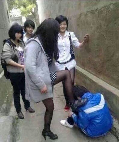 妹子還是走開一下吧，你在這裡這位師傅沒法安心工作了