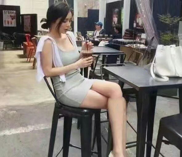 妹子還是走開一下吧，你在這裡這位師傅沒法安心工作了