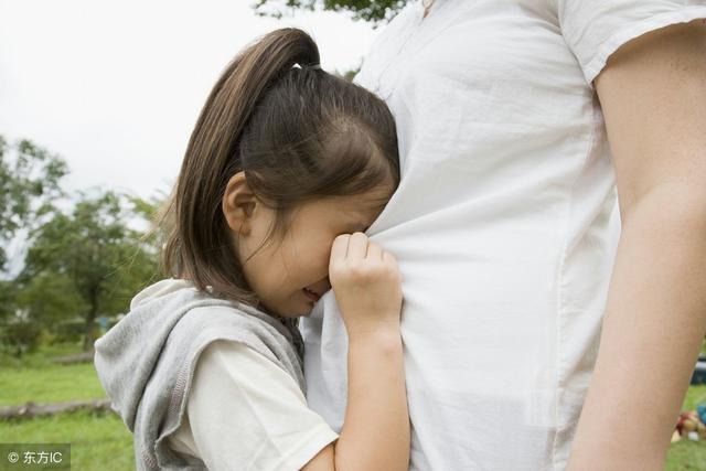 給女兒二百塊錢，回來就不見了，正要訓她有人敲門，打開門我樂了