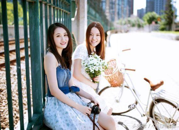 心理測試：四對閨蜜，哪對最親密？測你的人際關系有多強？