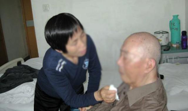 老人癱瘓兒子不管，保姆接回家照顧，去世後保姆把他的遺產捐社會