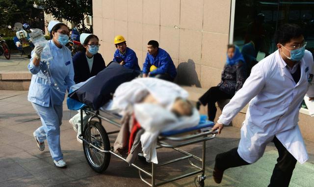 老人癱瘓兒子不管，保姆接回家照顧，去世後保姆把他的遺產捐社會
