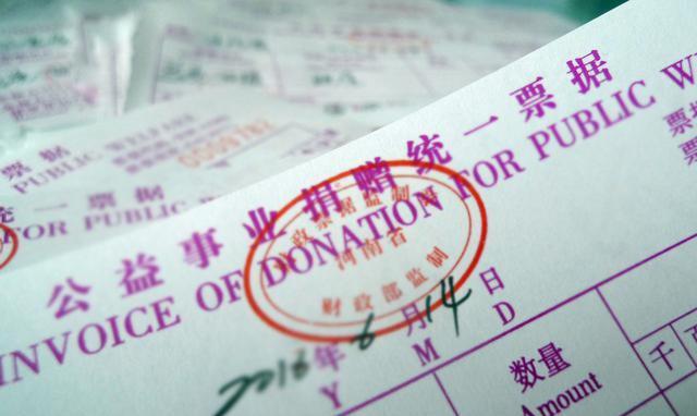 老人癱瘓兒子不管，保姆接回家照顧，去世後保姆把他的遺產捐社會