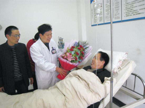 女孩遠嫁窮小子，父母和她斷了關係，幾年後窮女婿救了岳父一命