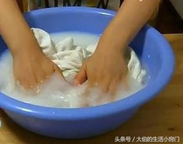 衣服過一個季節拿出來全發霉... 大伯教我幾個土方法，「去除霉斑」乾淨溜溜！