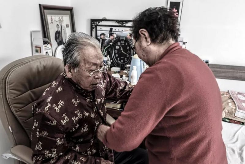 愛的力量：相愛80年 彌留之際深情一吻 老伴奇蹟痊癒