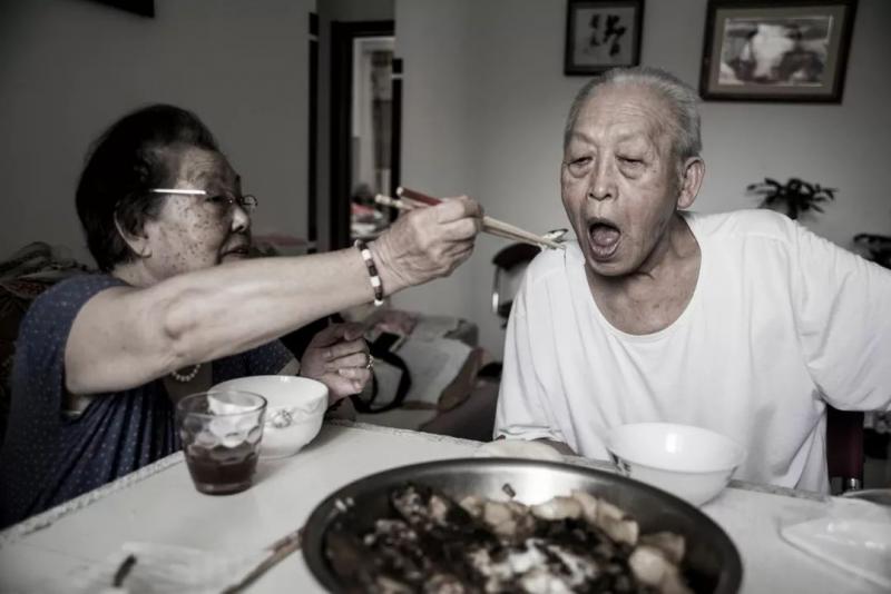 愛的力量：相愛80年 彌留之際深情一吻 老伴奇蹟痊癒