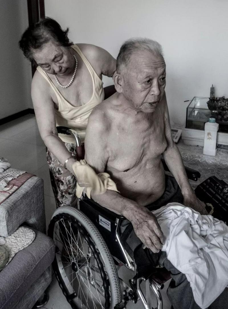 愛的力量：相愛80年 彌留之際深情一吻 老伴奇蹟痊癒