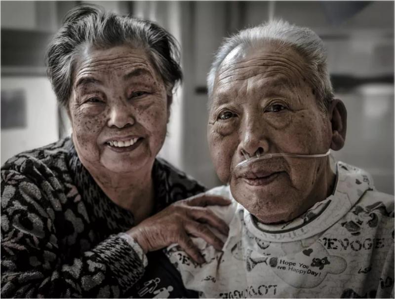 愛的力量：相愛80年 彌留之際深情一吻 老伴奇蹟痊癒