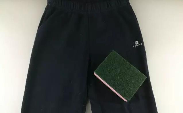 洗衣服忘了掏紙巾，紙屑沾滿衣物？用廚房一物3分鐘去除紙屑！