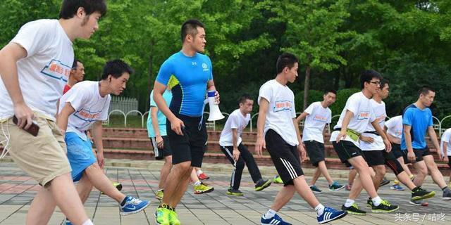 「自殘式運動」毀了多少人的膝蓋，你還敢這樣跑嗎？