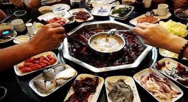 吃火鍋時，為何服務員會不停的來攪鍋底？吃貨：服務員的套路