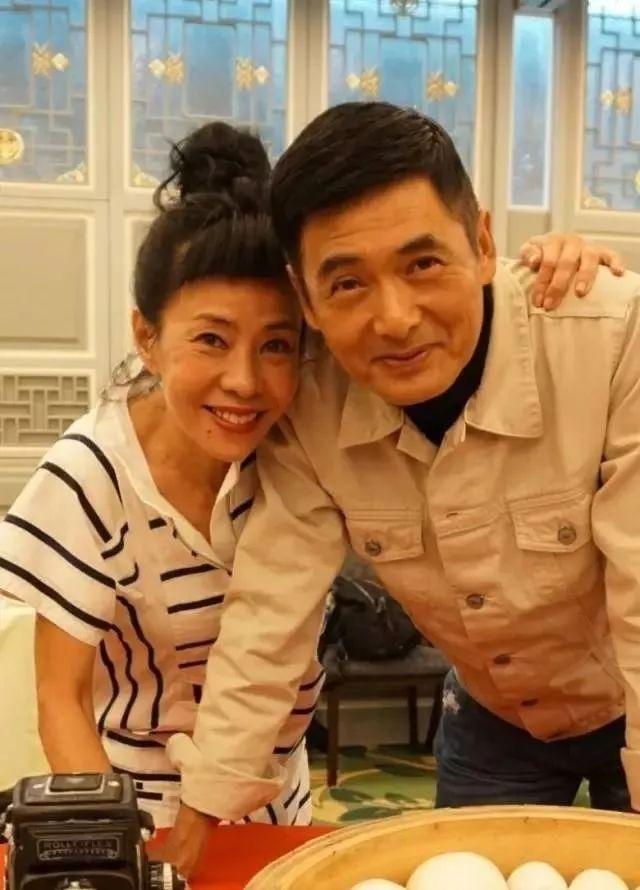 結婚32年恩愛如初！周潤發「曾對妻子說不會結婚」 如今兩人相知相惜一路走來：牽手共度平淡的餘生