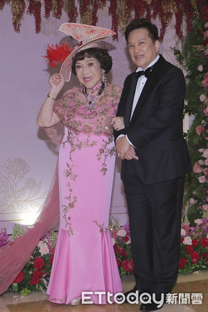 世紀婚禮最催淚！85歲素珠阿姨重情義「跛腳繞全場」 ，記憶力衰退卻「不忘他們」內幕惹淚崩！