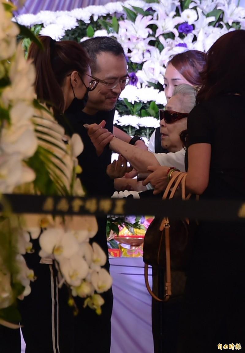 世紀婚禮最催淚！85歲素珠阿姨重情義「跛腳繞全場」 ，記憶力衰退卻「不忘他們」內幕惹淚崩！