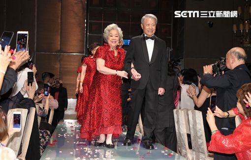 世紀婚禮最催淚！85歲素珠阿姨重情義「跛腳繞全場」 ，記憶力衰退卻「不忘他們」內幕惹淚崩！