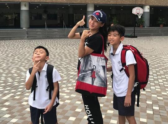 謝霆鋒返港看望兒子，罕見曬出和長子合照，網友猜測照相的是柏芝