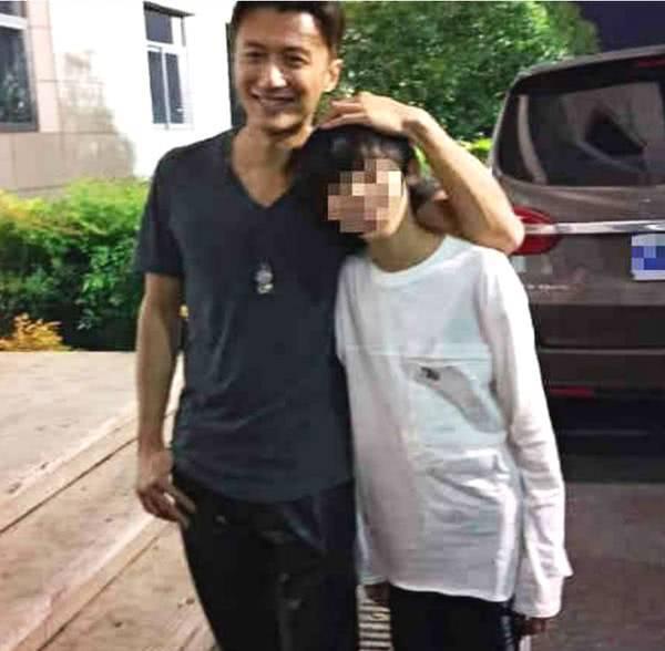 謝霆鋒返港看望兒子，罕見曬出和長子合照，網友猜測照相的是柏芝