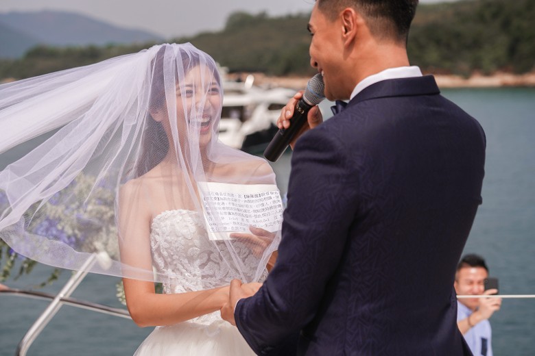 【陳展鵬大喜之日】船上交換婚戒！浪漫誓言：守在旁遮風擋雨
