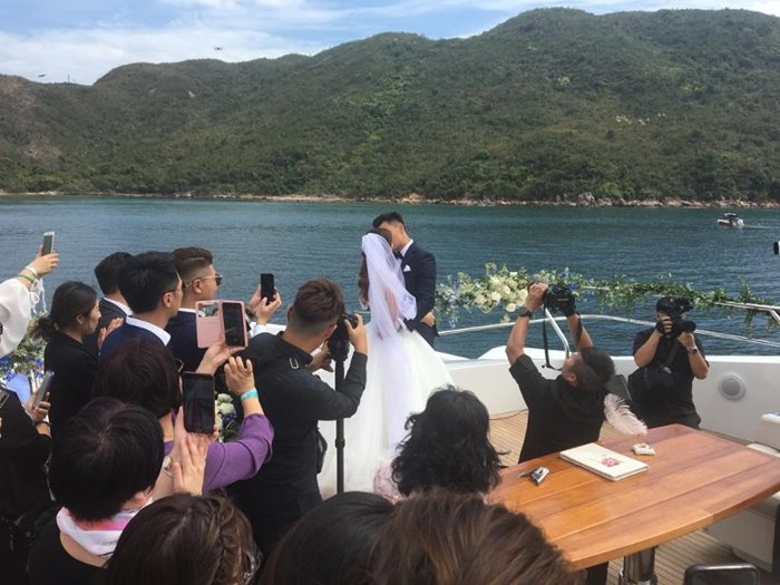 【陳展鵬大喜之日】船上交換婚戒！浪漫誓言：守在旁遮風擋雨