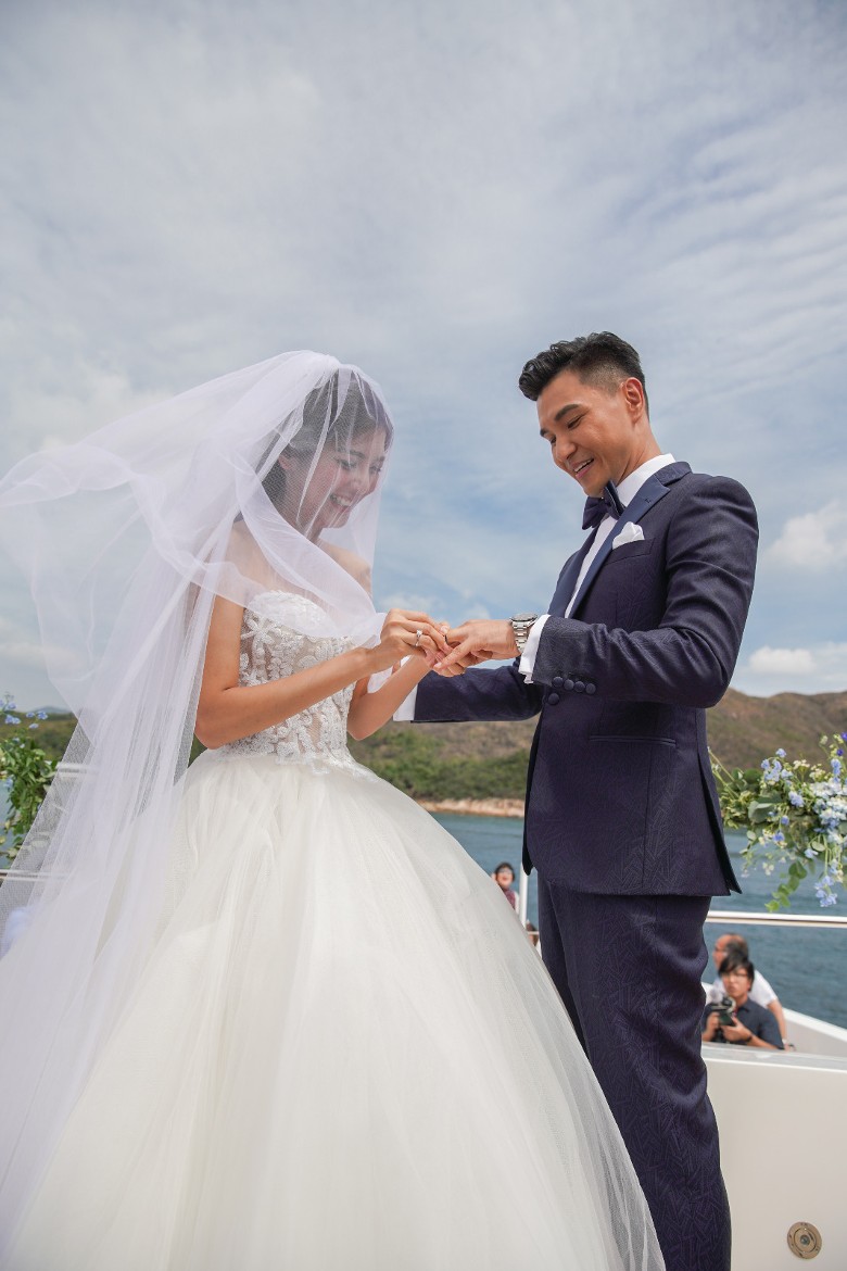 【陳展鵬大喜之日】船上交換婚戒！浪漫誓言：守在旁遮風擋雨