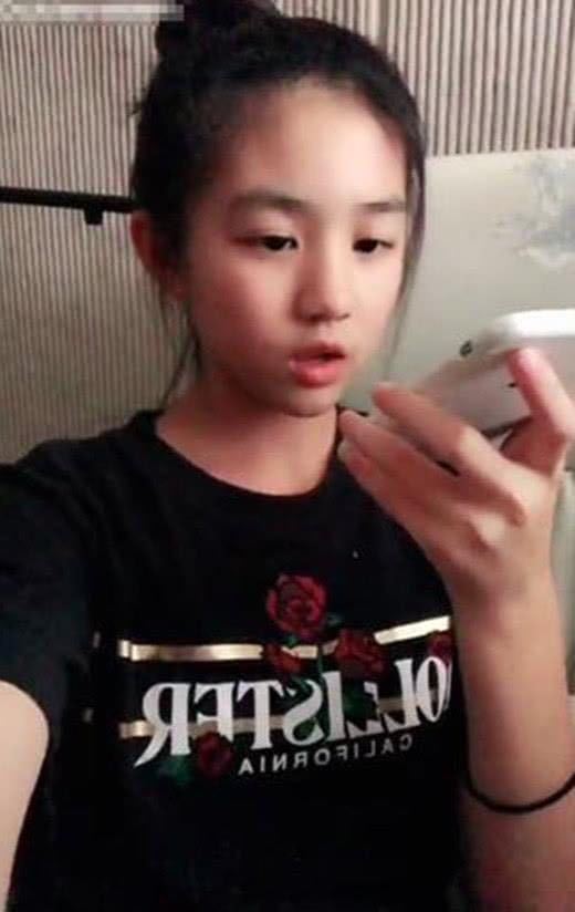章子怡大女兒小蘋果近照曝光！紫色頭髮配大濃妝，變化太大不敢認