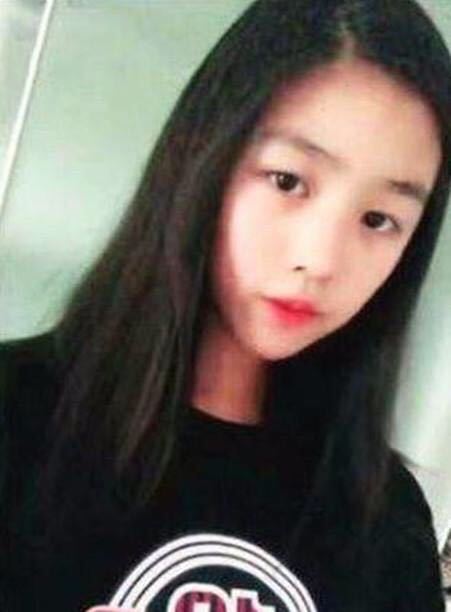章子怡大女兒小蘋果近照曝光！紫色頭髮配大濃妝，變化太大不敢認