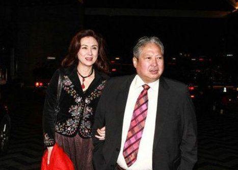 洪金寶老婆人稱「最美港姐」小他13歲，「一生未孕」卻為老公養4子被寵27年！
